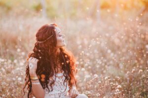 panna młoda w sukni ślubnej w stylu boho zwiewnej