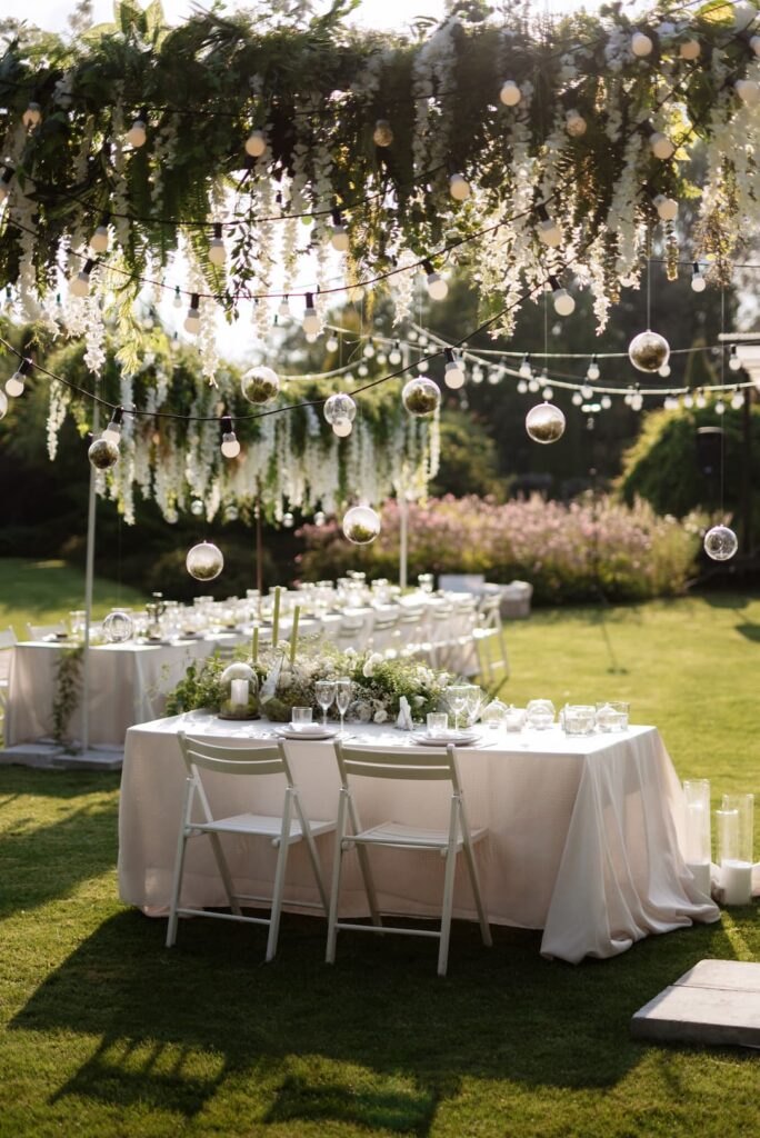 wesele w stylu boho ozdoby kwiaty nad stół