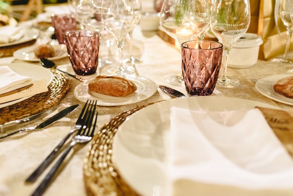 wesele w stylu boho stół ze złotymi podtalerzami